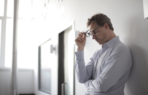 a man experiencing brain fog