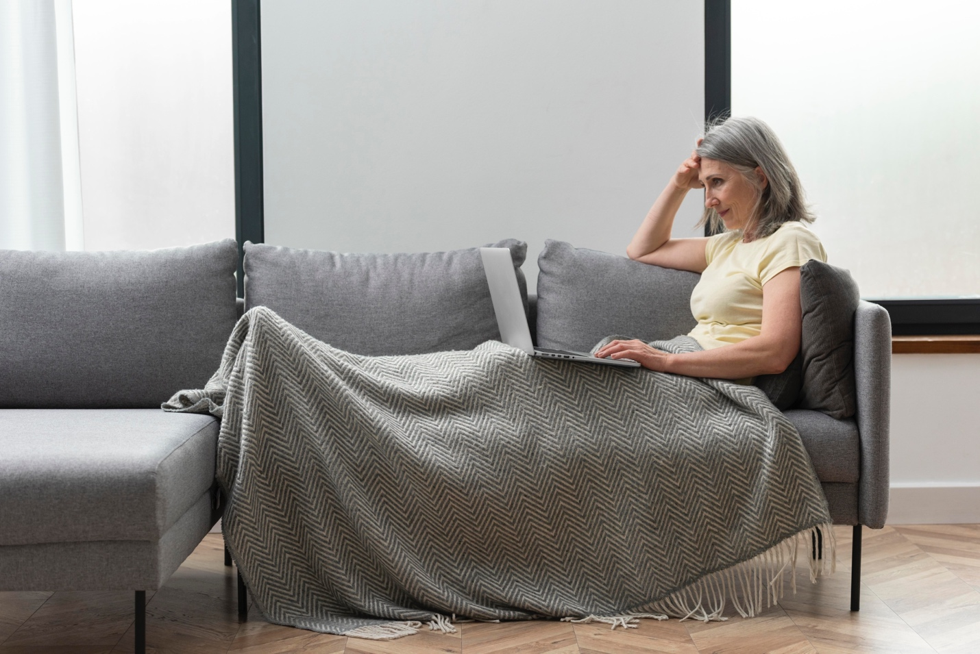 a knee replacement surgery patient recovering at home